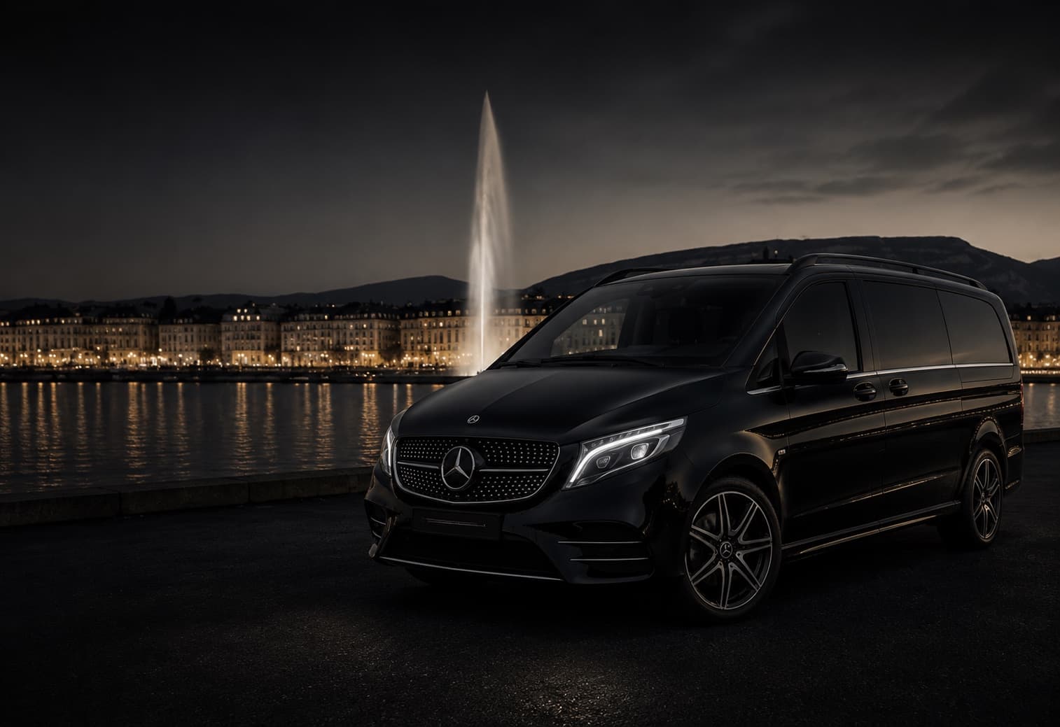 Mercedes-Benz Classe V VELMONT de nuit au bord du lac Léman, avec le Jet d'Eau et les quais illuminés de Genève en arrière-plan
