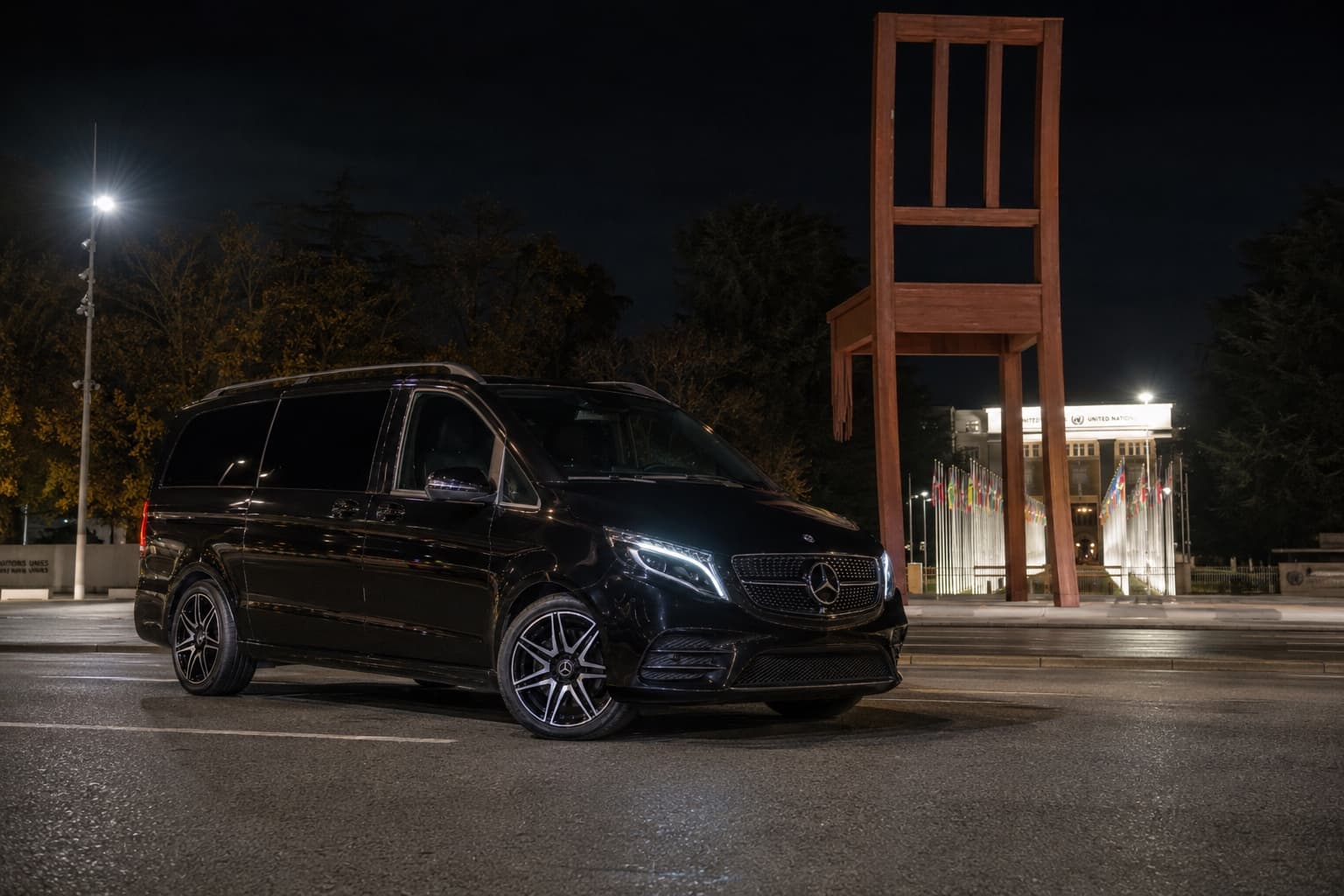 Mercedes-Benz Classe V VELMONT de nuit devant la Broken Chair, face au Palais des Nations à Genève