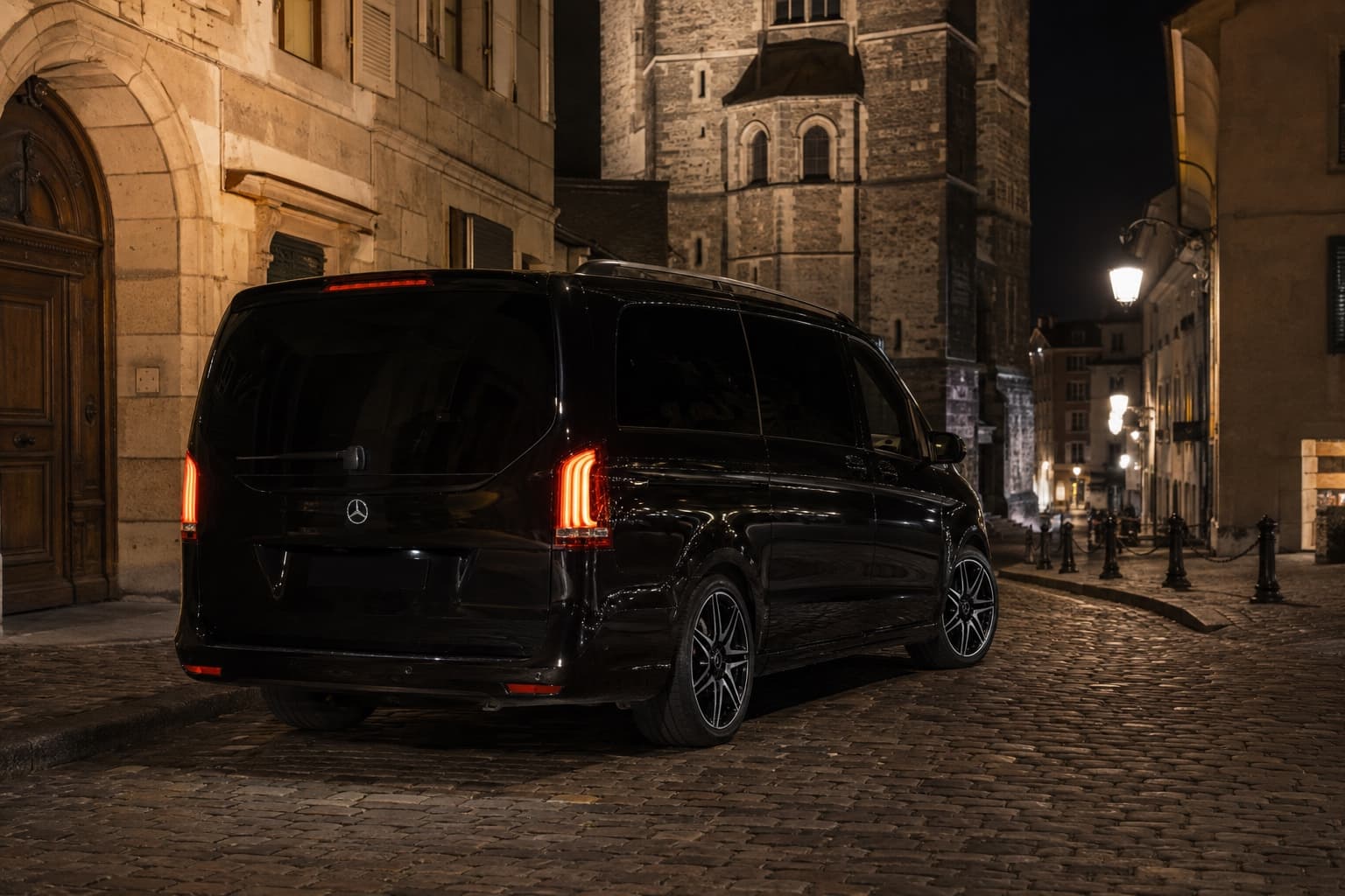 Mercedes-Benz Classe V VELMONT, vue arrière, dans la vieille ville de Genève de nuit
