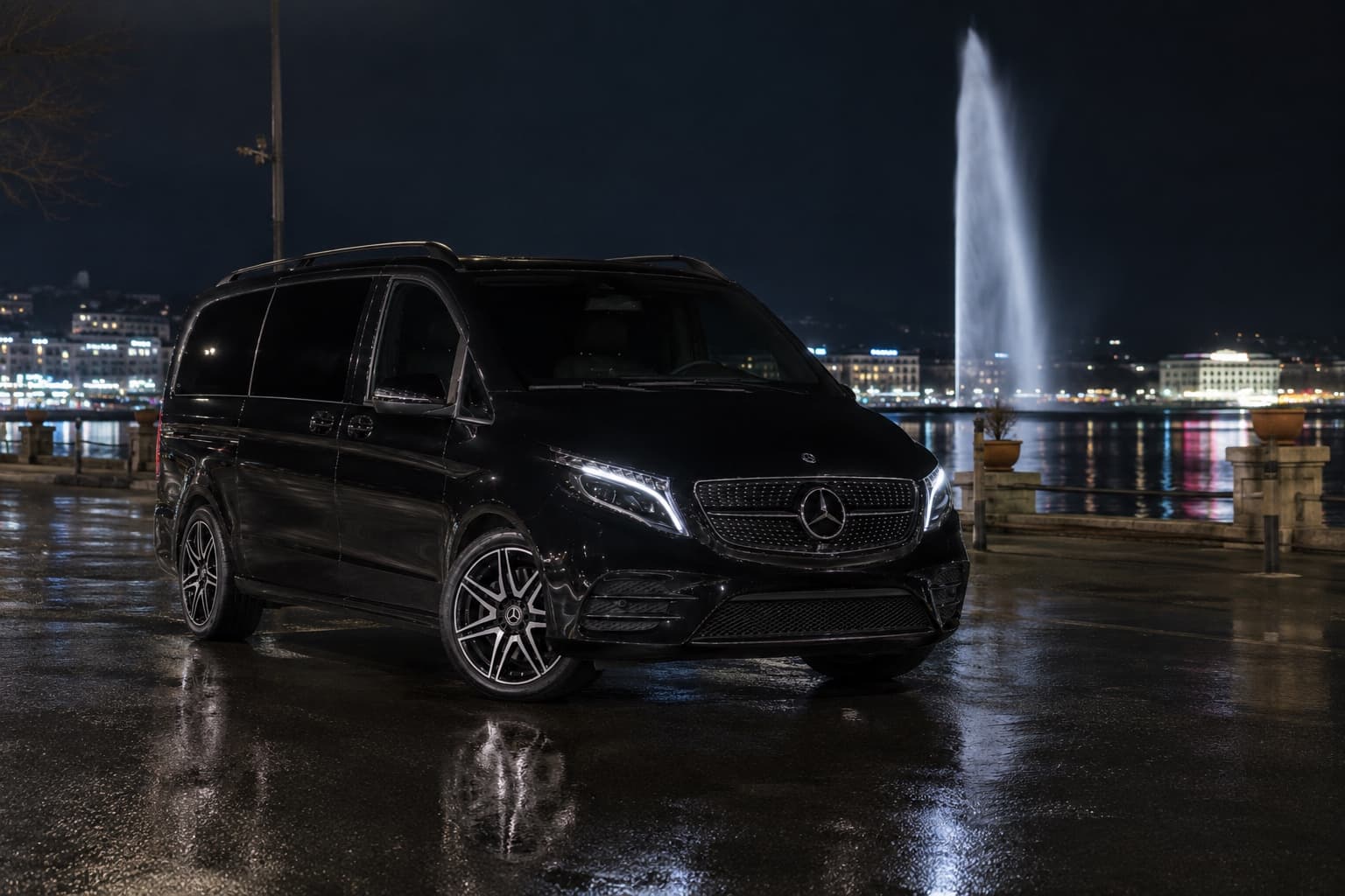 Mercedes-Benz Classe V VELMONT au bord du lac de Genève, de nuit, près du Jet d'Eau