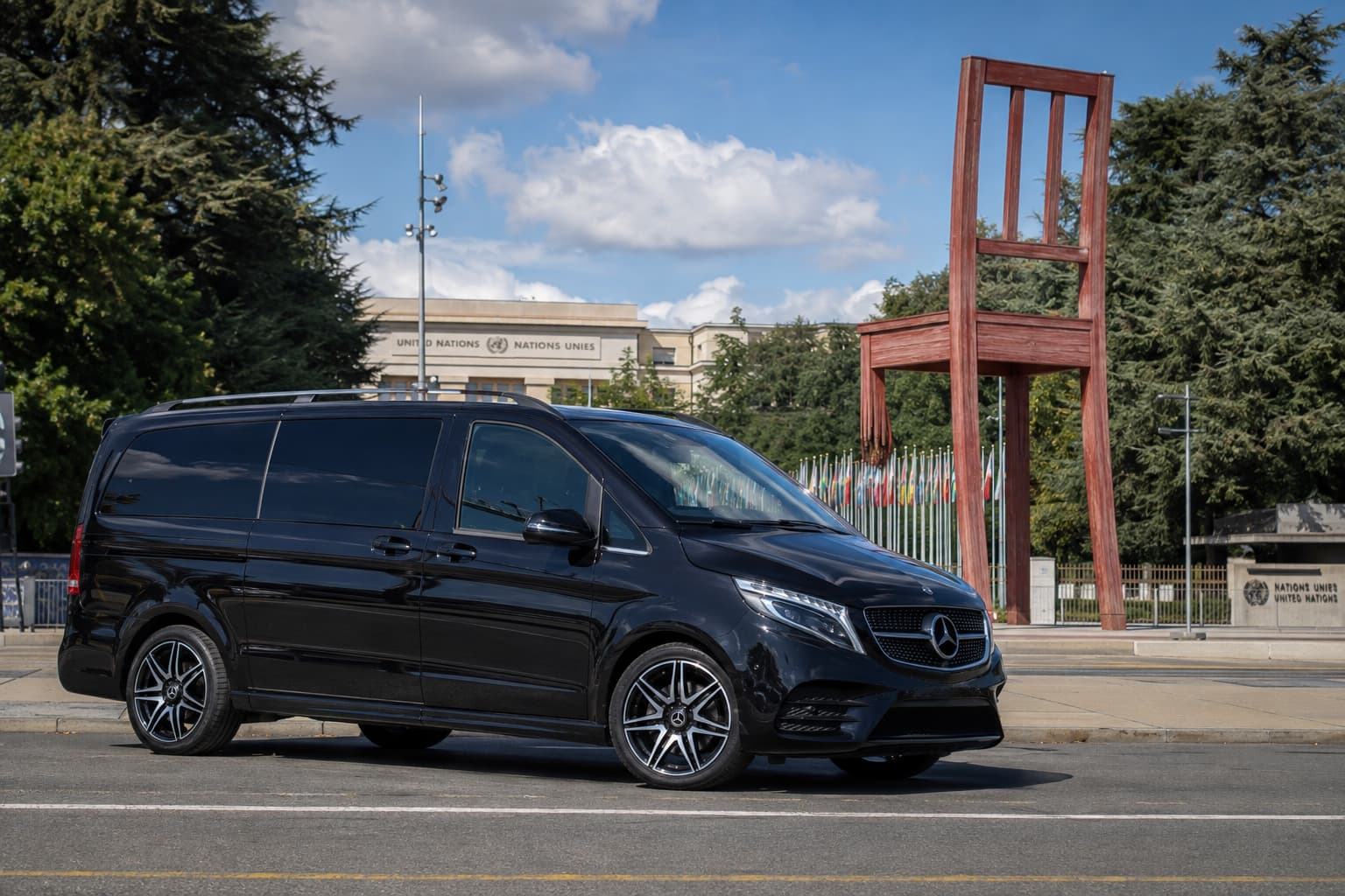 Mercedes-Benz Classe V VELMONT devant le Palais des Nations à Genève